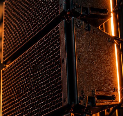Caixas de som line array suspensas em estrutura de treliça
